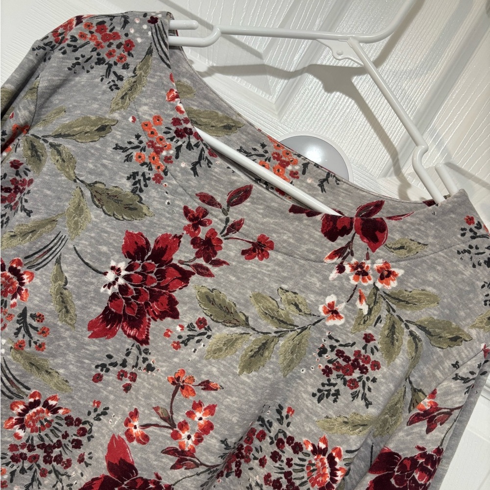 CROFT & BARROW Floral Gray and Red Women's Lightweight Crew Sweatshirt
